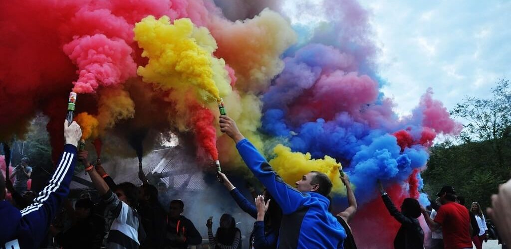 دود رنگی در فضای بسته