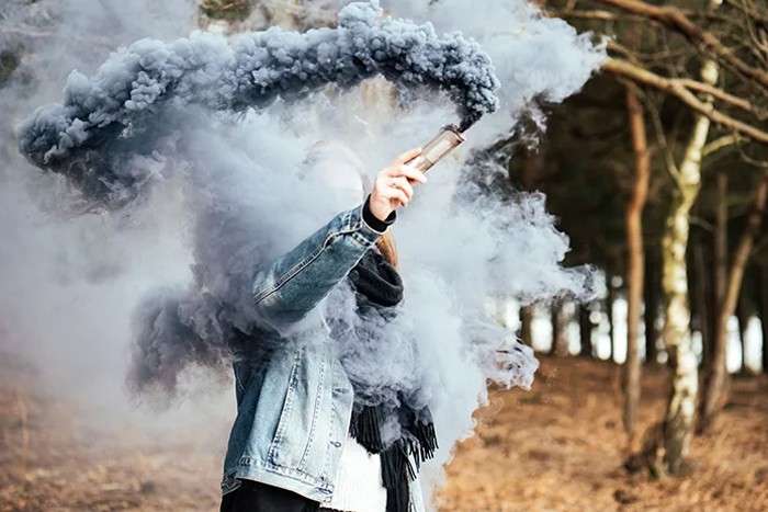 ژست عکس با دود رنگی