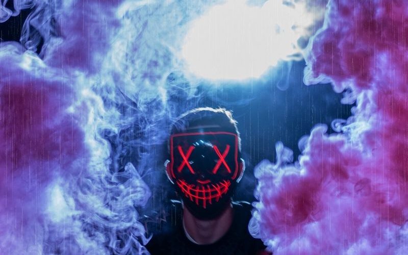 دود رنگی در شب